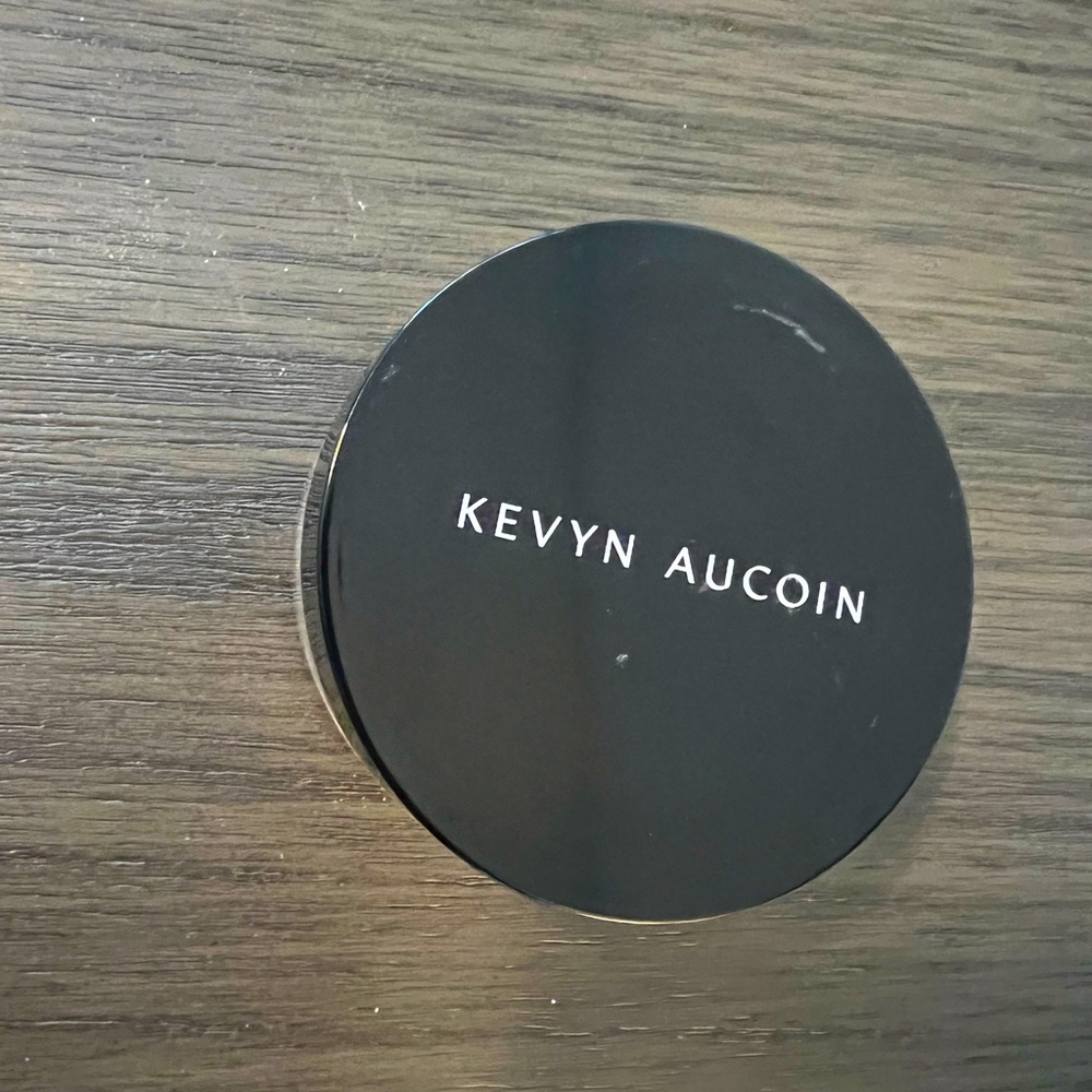 kevyn aucoin loose powder tried once